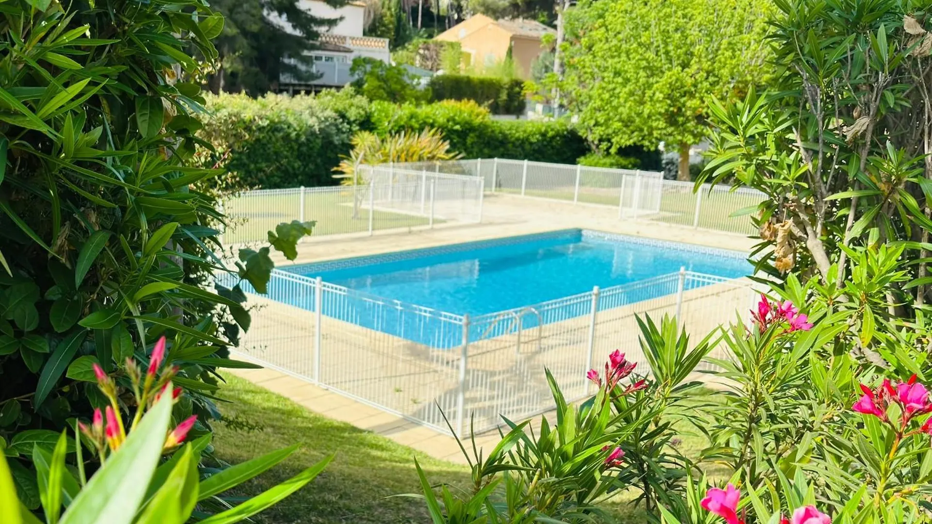 Chez Mamie Paulette, Clim Et Piscine, A 3 Minutes A Pied De La Plage Sanary-sur-Mer Appartement